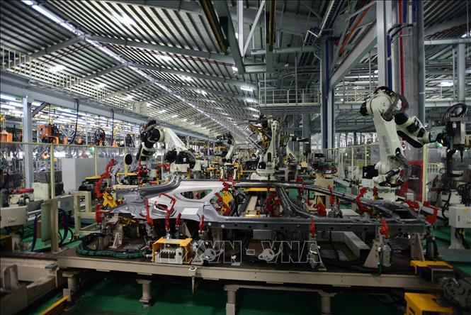 Công ty THACO tại Khu kinh tế mở Chu Lai - Đà Nẵng sử dụng robot trong sản xuất. (Ảnh: Hải Âu/TTXVN)